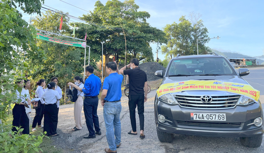 Những thí sinh ở xa được hỗ trợ đưa đón đến điểm thi. Những thí sinh ở xa được hỗ trợ đưa đón đến điểm thi.