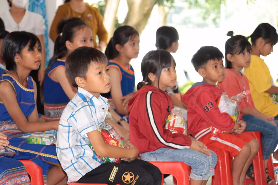 Những em nhỏ với hoàn cảnh khó khăn, bất hạnh tại Trung tâm Bảo trợ và Công tác xã hội tỉnh Kon Tum.