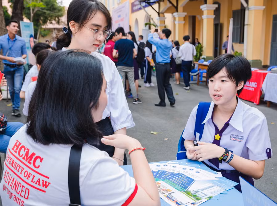 Công tác tư vấn tuyển sinh, hướng nghiệp của Trường ĐH Luật TP Hồ Chí Minh - thời điểm chưa có dịch Covid-19. Ảnh: NTCC.