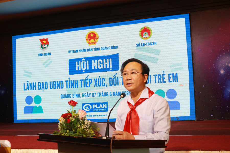 Phó Chủ tịch UBND tỉnh Quảng Bình đối thoại với trẻ em. Phó Chủ tịch UBND tỉnh Quảng Bình đối thoại với trẻ em.
