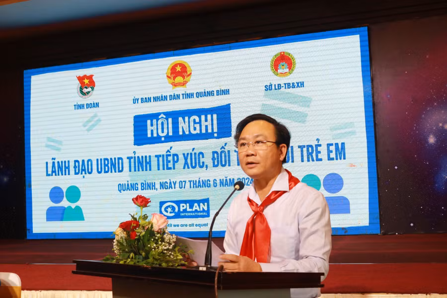 Phó Chủ tịch UBND tỉnh Quảng Bình đối thoại với trẻ em.