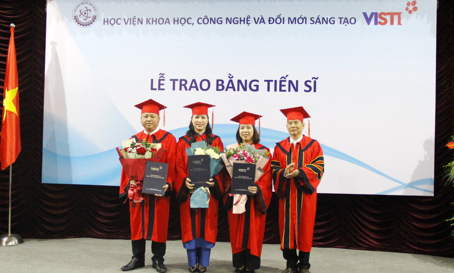 Lãnh đạo Học viện Khoa học, công nghệ và Đổi mới sáng tạo trao bằng tiến sĩ cho 3 học viên.