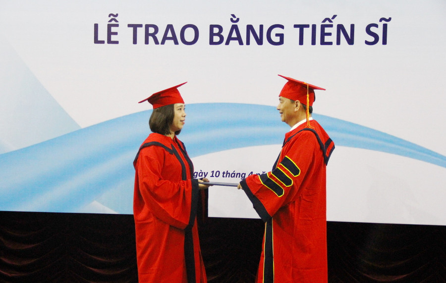 Nghi thức trao bằng tiến sĩ cho học viên được diễn ra trang trọng.