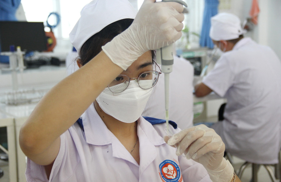 Sinh viên được trực tiếp thao tác xét nghiệm. Sinh viên được trực tiếp thao tác xét nghiệm.