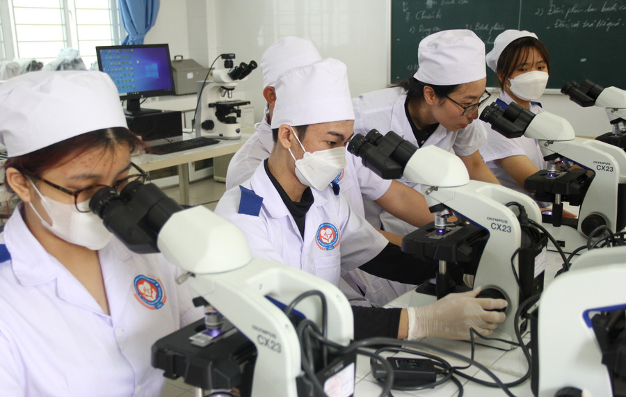 Sinh viên được thực hành trên thiết bị hiện đại. Sinh viên được thực hành trên thiết bị hiện đại.
