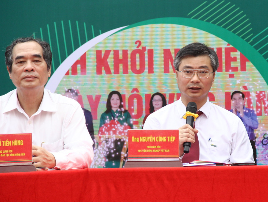 TS Nguyễn Công Tiệp (bên phải) giải đáp nhiều câu hỏi của học sinh.