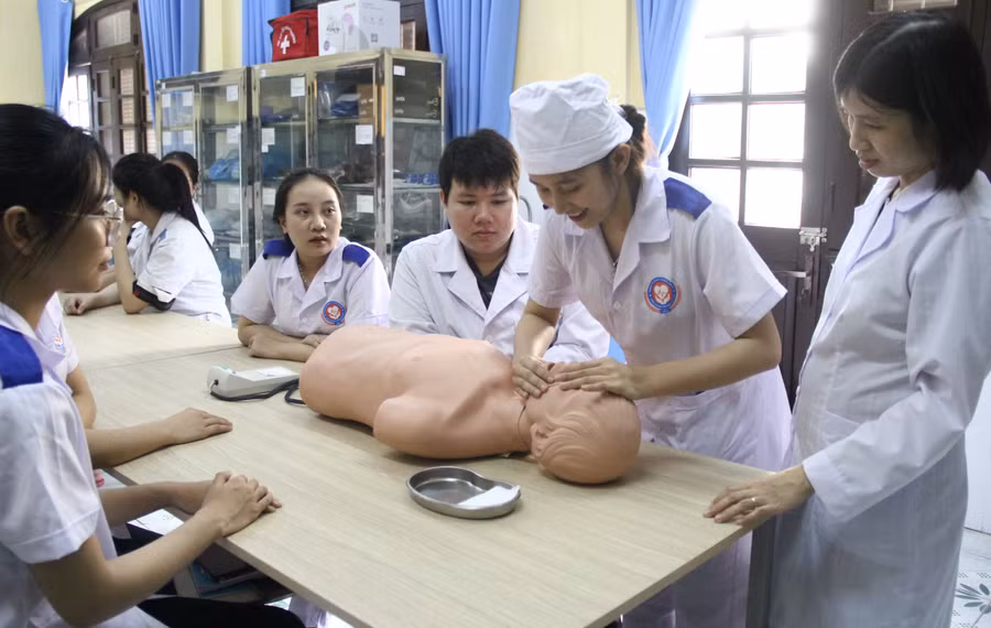 Thực hành hô hấp nhân tạo dưới sự hướng dẫn của giảng viên. Thực hành hô hấp nhân tạo dưới sự hướng dẫn của giảng viên.