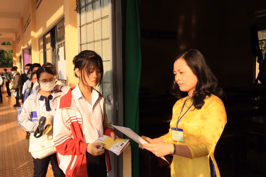 Các thí sinh làm thủ tục vào phòng thi