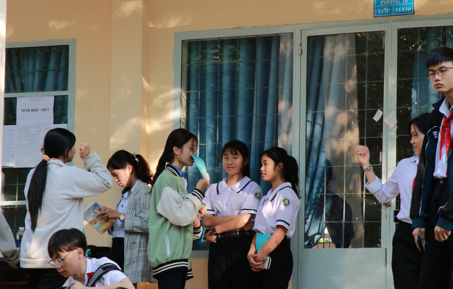 Các thí sinh trước giờ vào phòng thi. (Ảnh: TT) Các thí sinh trước giờ vào phòng thi. (Ảnh: TT)