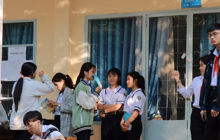 Các thí sinh trước giờ vào phòng thi. (Ảnh: TT)