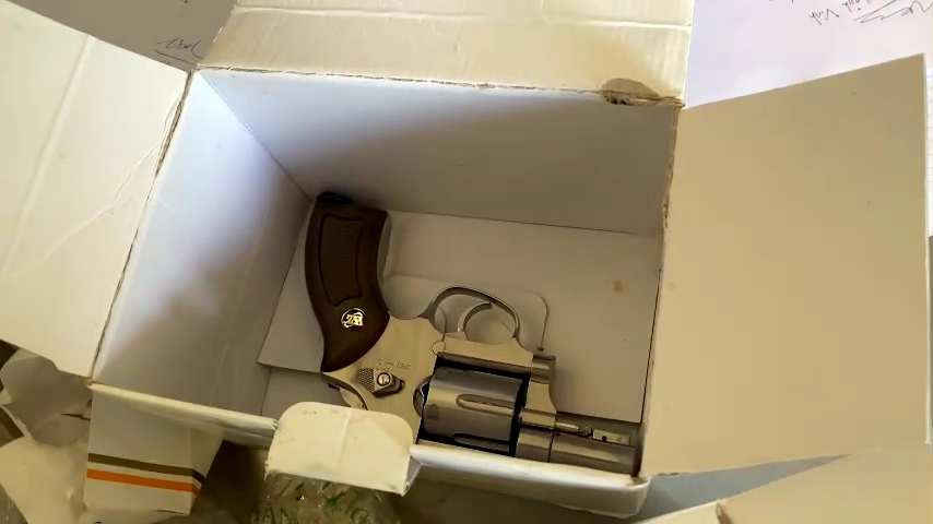 Một trong 2 khẩu súng mà Khải mang đến bắn người phụ nữ. (Ảnh:SD) Một trong 2 khẩu súng mà Khải mang đến bắn người phụ nữ. (Ảnh:SD)