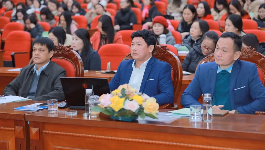 Hội nghị có sự tham gia của 200 đại biểu, chuyên viên, giáo viên dạy tiếng Anh. Hội nghị có sự tham gia của 200 đại biểu, chuyên viên, giáo viên dạy tiếng Anh.