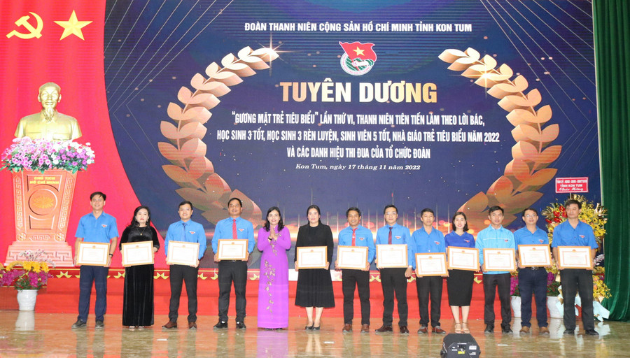 UBND tỉnh Kon Tum khen thưởng cho 5 tập thể, 10 cá nhân có thành tích xuất sắc trong công tác Đoàn và phong trào thanh thiếu nhi nhiệm kỳ 2017-2022. UBND tỉnh Kon Tum khen thưởng cho 5 tập thể, 10 cá nhân có thành tích xuất sắc trong công tác Đoàn và phong trào thanh thiếu nhi nhiệm kỳ 2017-2022.