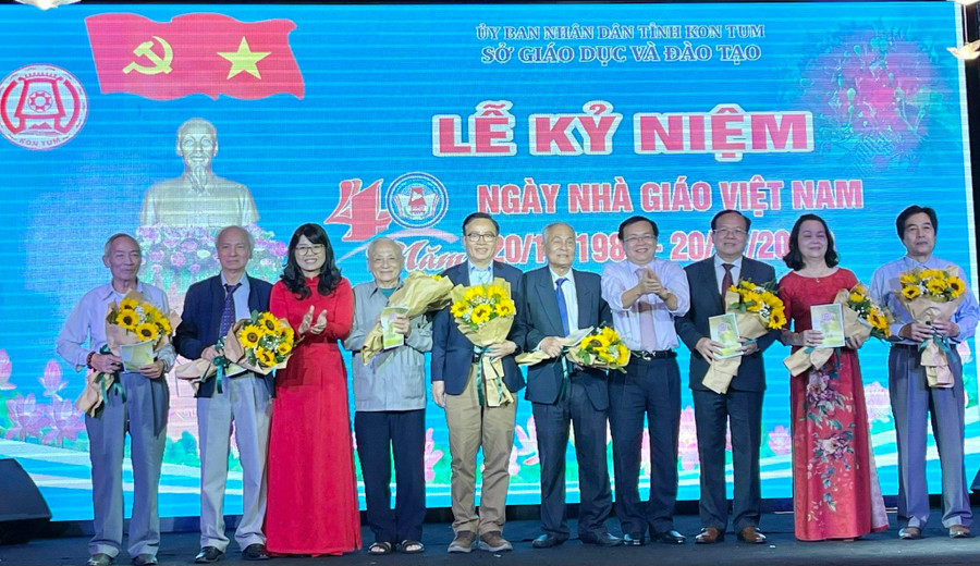 Sở GD&ĐT Kon Tum tri ân những lãnh đạo Sở, Công đoàn Ngành qua các thời kỳ. Sở GD&ĐT Kon Tum tri ân những lãnh đạo Sở, Công đoàn Ngành qua các thời kỳ.