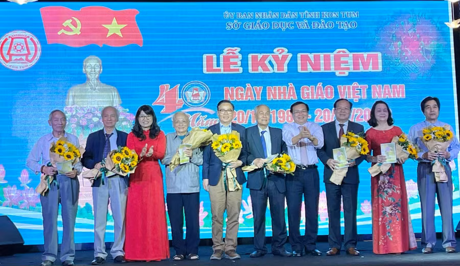 Sở GD&amp;ĐT Kon Tum tri ân những lãnh đạo Sở, Công đoàn Ngành qua các thời kỳ.