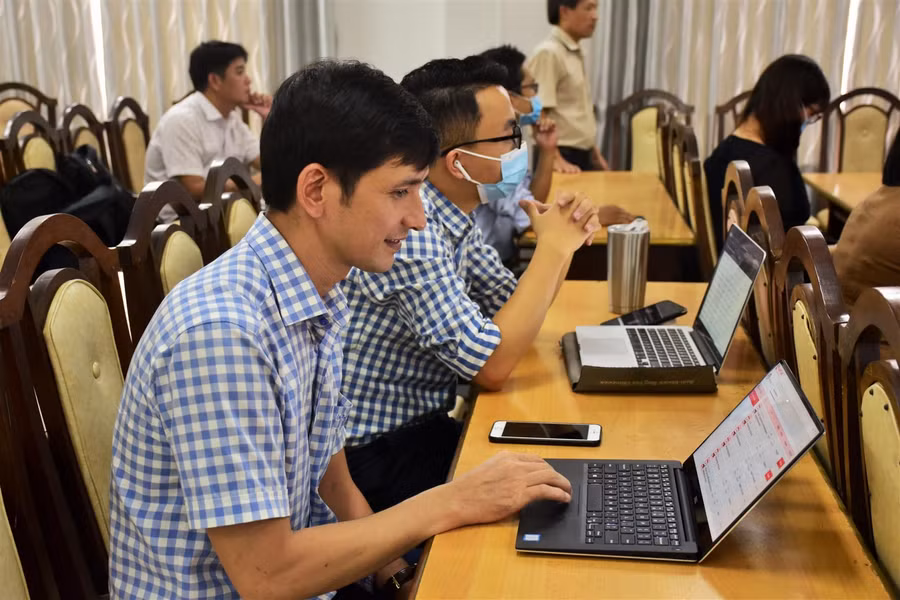 Tập huấn, bồi dưỡng giảng viên sư phạm chủ chốt về chuyển giao và hướng dẫn tài liệu mô đun 4 bồi dưỡng giáo viên, cán bộ quản lý cơ sở giáo dục phổ thông cốt cán (thời điểm chưa có dịch Covid-19). Ảnh: NTCC