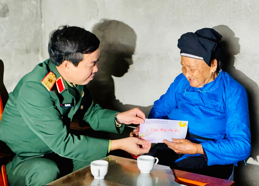 Tặng quà cho gia đình chính sách. Tặng quà cho gia đình chính sách.