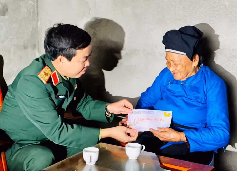 Tặng quà cho gia đình chính sách.