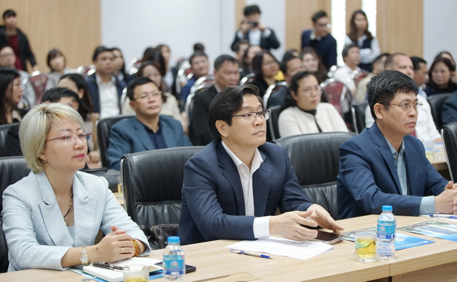 Các đại biểu tham dự buổi lễ.