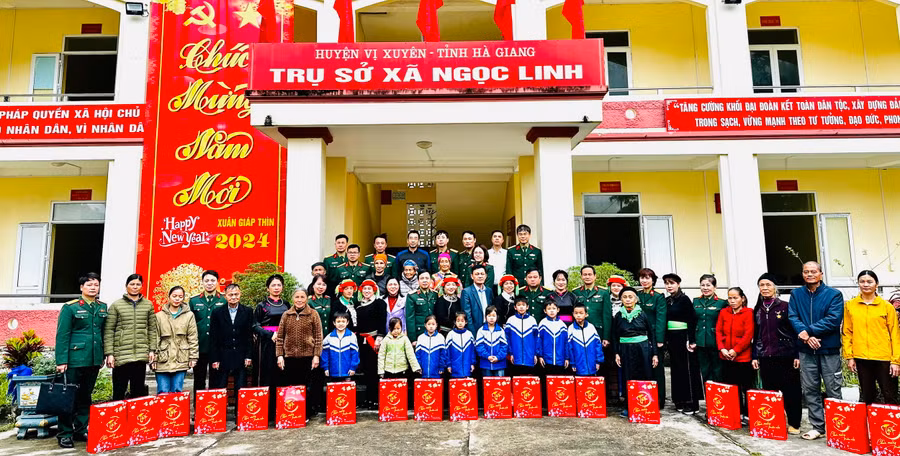 Học viện Kỹ thuật quân sự tặng quà cho gia đình chính sách, đặc biệt khó khăn và học sinh nghèo vượt khó.