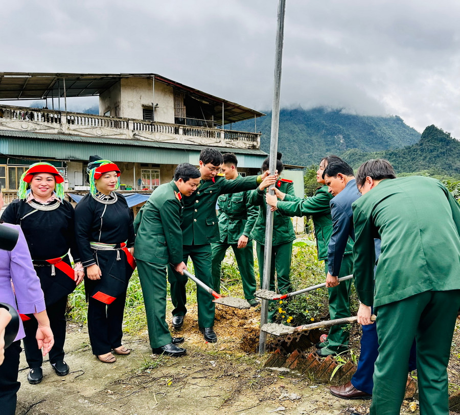 Học viện Kỹ thuật quân sự tặng 10 cột đèn năng lượng mặt trời cho địa phương. Học viện Kỹ thuật quân sự tặng 10 cột đèn năng lượng mặt trời cho địa phương.