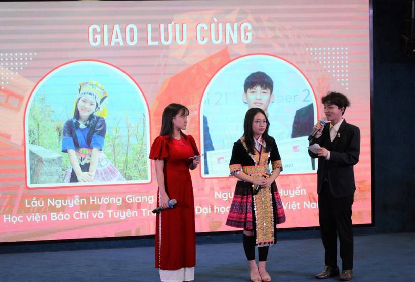 Hương Giang là khách mời trong Chương trình Gala giao lưu, gặp mặt các học sinh đoạt giải Olympic và khoa học kỹ thuật quốc tế năm 2022 diễn ra tối 25/12 tại Trường ĐH Anh Quốc Việt Nam.