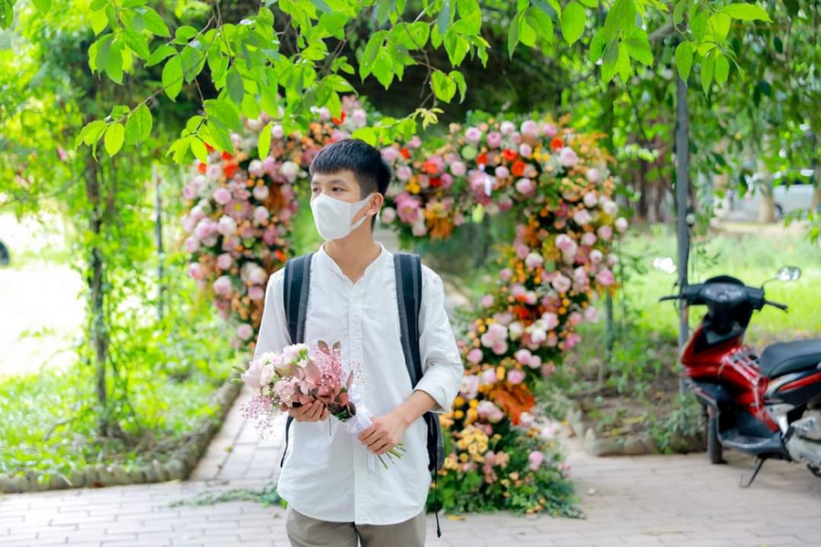 Nguyễn Như Huyến quyết tâm học tập để thay đổi cuộc đời và thoát nghèo. Nguyễn Như Huyến quyết tâm học tập để thay đổi cuộc đời và thoát nghèo.