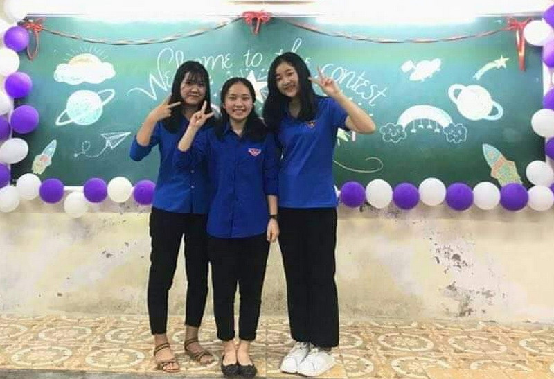 Lầu Hương Giang (ở giữa) khi còn học phổ thông.