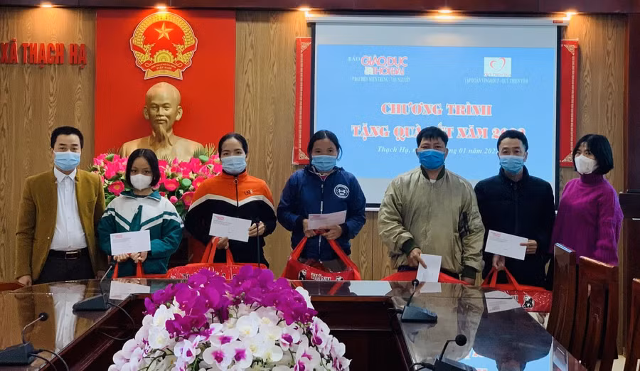 Đại diện báo GD&amp;TĐ khu vực MTTN trao quà cho các hộ dân khó khăn tại xã Thạch Hạ và