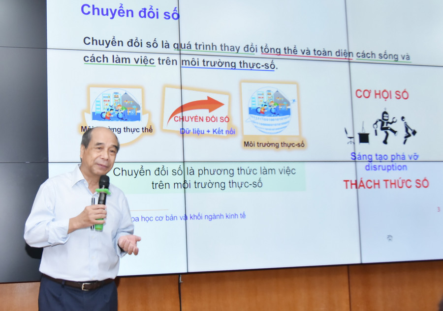 GS.TS Hồ Tú Bảo tham luận tại hội thảo.