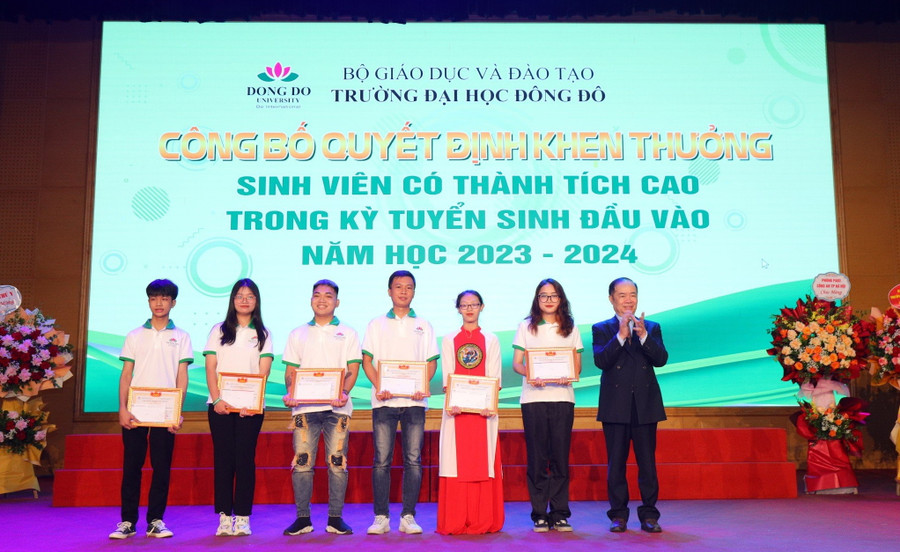 Trao thưởng sinh viên có thành tích cao trong tuyển sinh đầu vào năm 2023-2024.