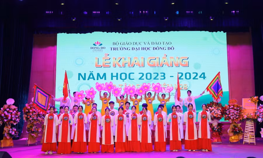 Lễ khai giảng của Trường ĐH Đông Đô diễn ra trang trọng, vui tươi và ấm cúng.