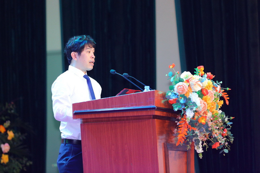 PGS.TS Nguyễn Đình Thọ - Viện trưởng Viện nghiên cứu chính sách Tài nguyên và Môi trường (Bộ Tài nguyên và Môi trường) truyền cảm hứng cho tân sinh viên Trường ĐH Đông Đô.