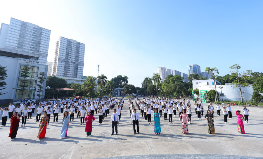 400 giảng viên, sinh viên nhảy flashmob trong ngày khai giảng.