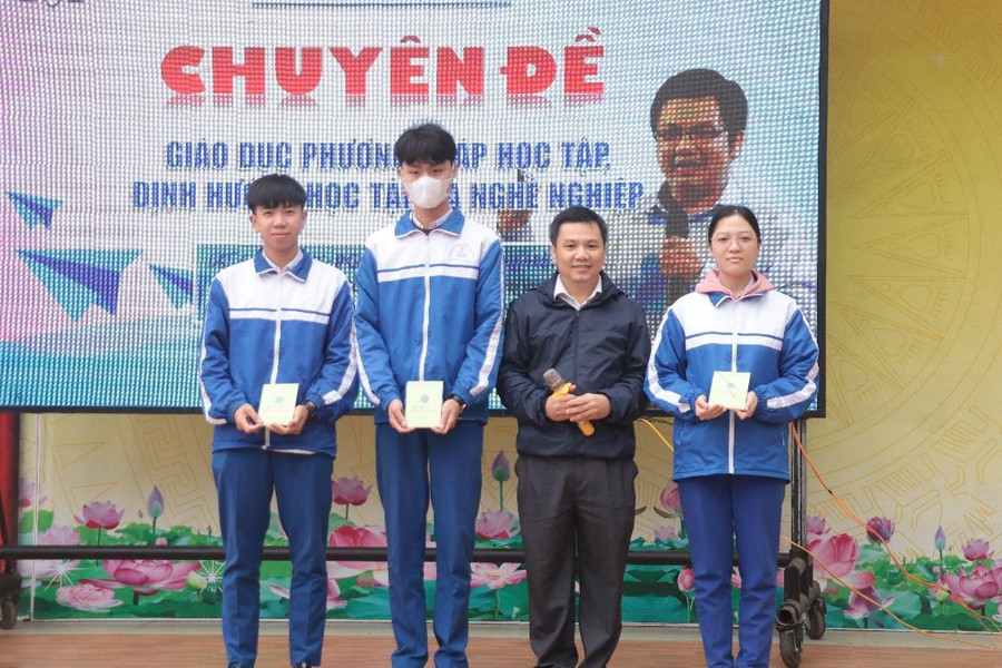 Học sinh được nhận quà sau khi tham gia học tập. Học sinh được nhận quà sau khi tham gia học tập.