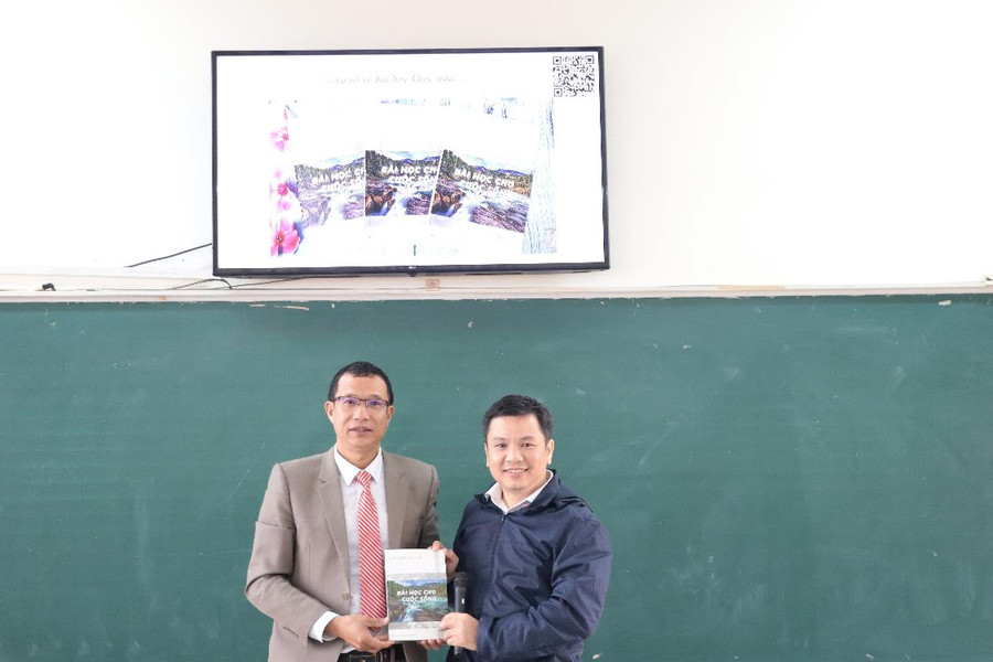 Thầy giáo Lê Chí Thông, Hiệu trưởng Trường THPT Hướng Hóa tiếp nhận sách từ PGS. TS Nguyễn Đông Hải. Thầy giáo Lê Chí Thông, Hiệu trưởng Trường THPT Hướng Hóa tiếp nhận sách từ PGS. TS Nguyễn Đông Hải.