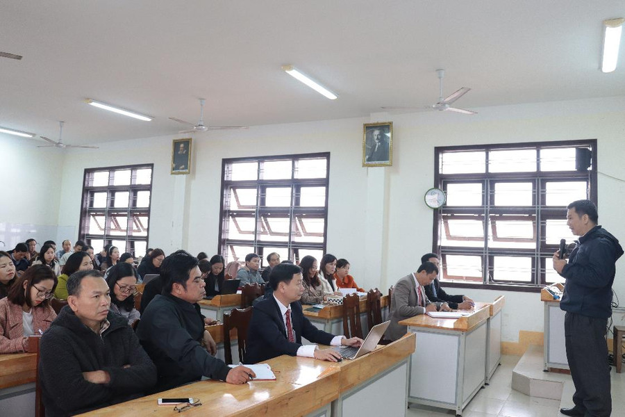 Diễn giả trao đổi với cán bộ, giáo viên nhà trường về các phương pháp giáo dục. Diễn giả trao đổi với cán bộ, giáo viên nhà trường về các phương pháp giáo dục.