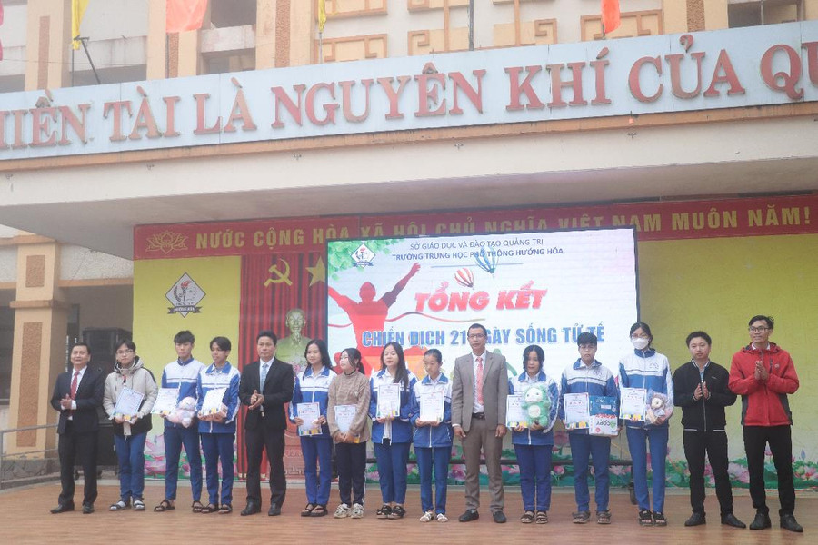 Thầy giáo Lê Chí Thông, Hiệu trưởng Trường THPT Hướng Hóa tặng quà lưu niệm cho những học sinh đã hoàn thành “Hành trình 21 ngày sống tử tế”. Thầy giáo Lê Chí Thông, Hiệu trưởng Trường THPT Hướng Hóa tặng quà lưu niệm cho những học sinh đã hoàn thành “Hành trình 21 ngày sống tử tế”.