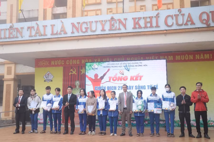 Thầy giáo Lê Chí Thông, Hiệu trưởng Trường THPT Hướng Hóa tặng quà lưu niệm cho những học sinh đã hoàn thành “Hành trình 21 ngày sống tử tế”.