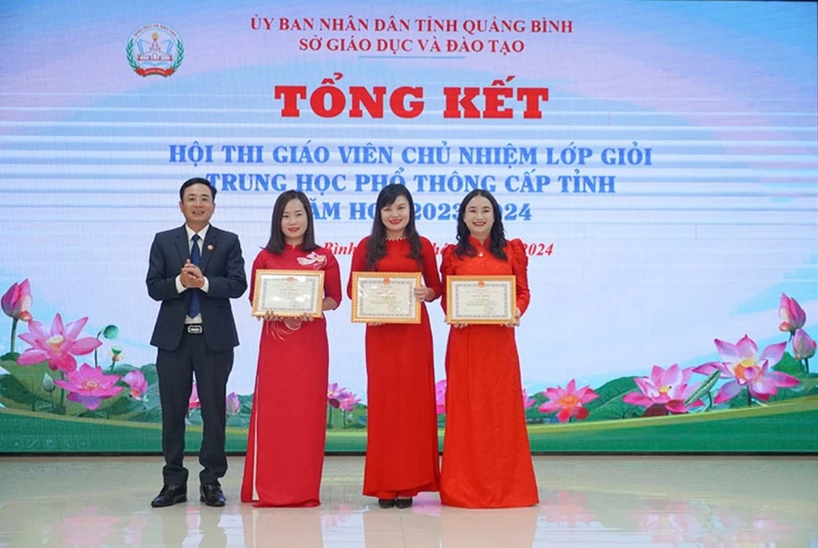 Ông Đặng Ngọc Tuấn, giám đốc Sở GD&ĐT trao giải Nhất cho các giáo viên. 