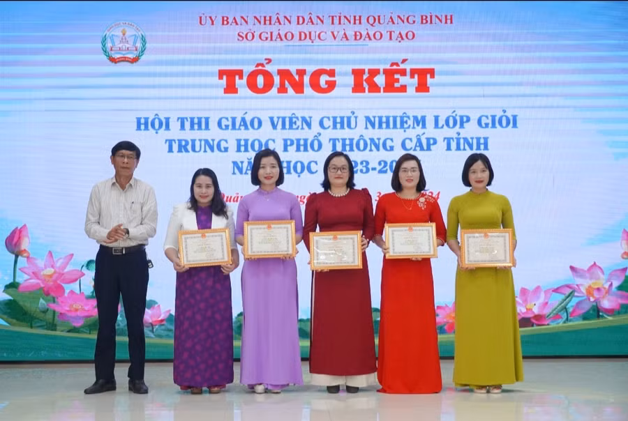 Các giáo viên được khen thưởng.