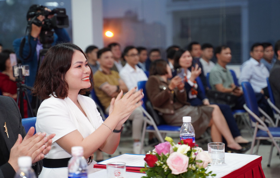 Các đại biểu tham dự buổi lễ ký kết.