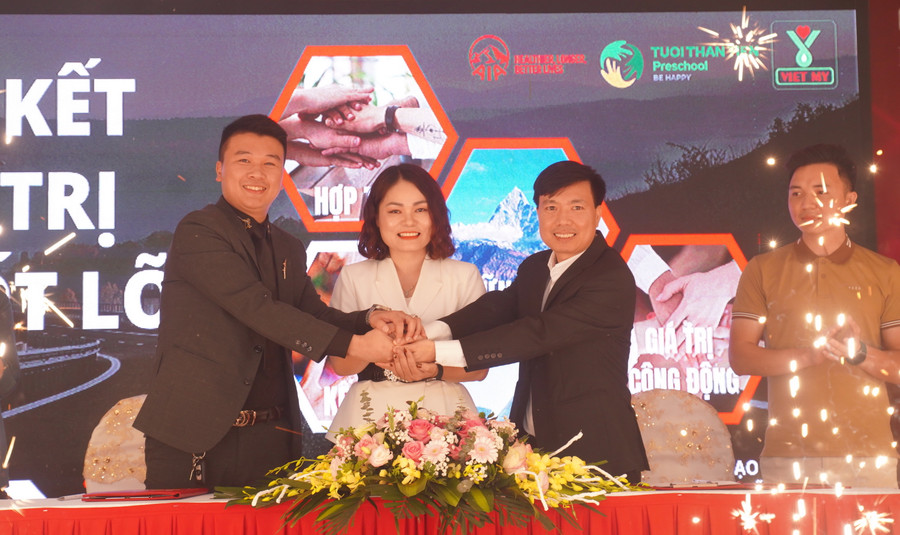 Đại diện Hệ thống phòng khám việt Mỹ, Hệ thống giáo dục Mầm non (Tuổi thần tiên) và Bảo hiểm nhân thọ Maiza (VP AIA Hưng Yên 5) cùng cam kết thực hiện những giá trị cốt lõi nhằm tạo ra cộng đồng sử dụng các dịch vụ liên quan của 3 bên.