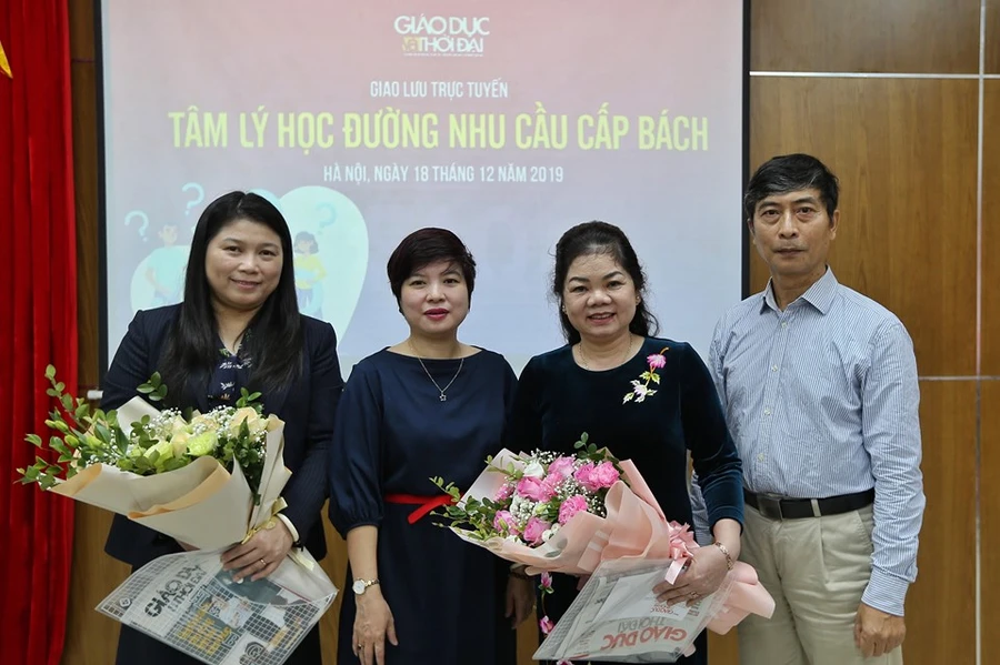 Phó Tổng biên tập Dương Thanh Hương (thứ 2 từ trái sang) và Trưởng ban điện tử Đinh Công Thắng tặng hoa cho PGS.TS Trần Thị Minh Hằng và cô Trần Thị Quỳnh Hoa.