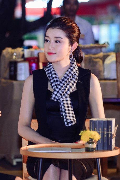 Huyền My, Ngọc Hân gây Huyen My, Ngoc Han gay