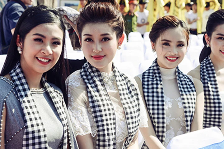 Huyền My, Ngọc Hân gây "náo loạn" lễ hội đường phố