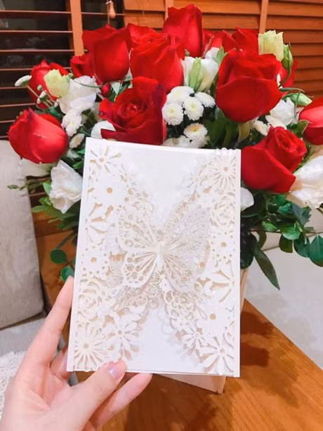 Lo thiep cuoi cau ky cua MC Thanh Trung va ban gai 9x - Anh 1