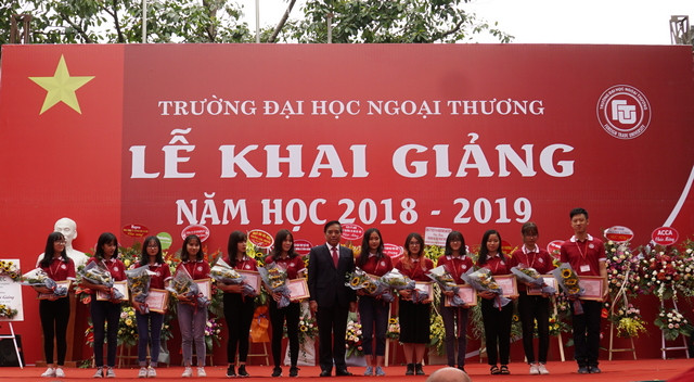 PGS.TS Bùi Anh Tuấn trao thưởng cho các sinh viên xuất sắc