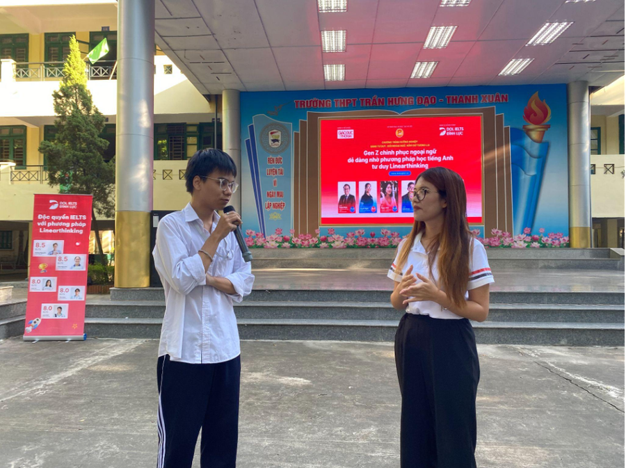 Các bạn học sinh cực kỳ háo hức khi trả lời câu hỏi và giao lưu với cô Ngọc Anh về phương pháp Linearthinking. Các bạn học sinh cực kỳ háo hức khi trả lời câu hỏi và giao lưu với cô Ngọc Anh về phương pháp Linearthinking.