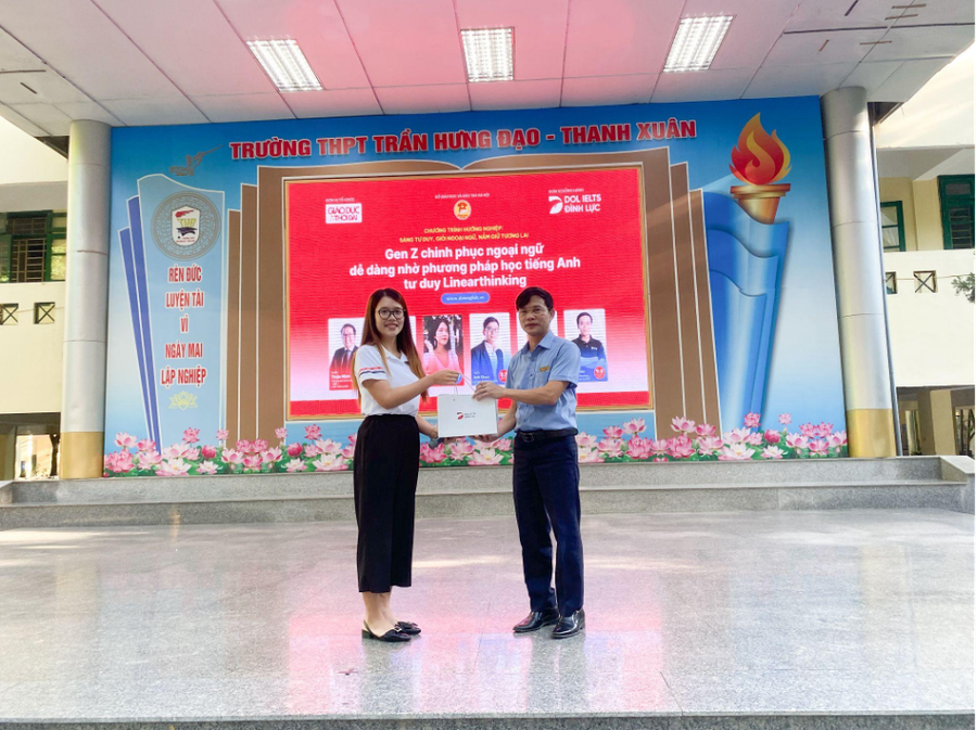 Đại diện BTC gửi tặng món quà đến BHG trường THPT Trần Hưng Đạo - Thanh Xuân. Đại diện BTC gửi tặng món quà đến BHG trường THPT Trần Hưng Đạo - Thanh Xuân.